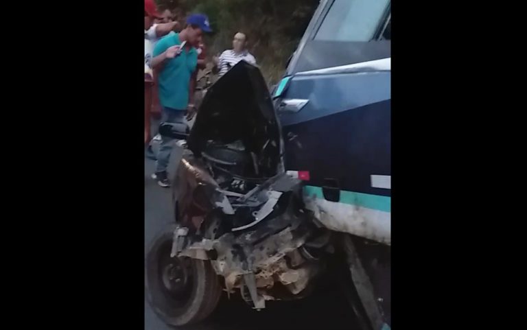Quatro ocupantes de carro morrem após batida com ônibus na BA-262, em Poções