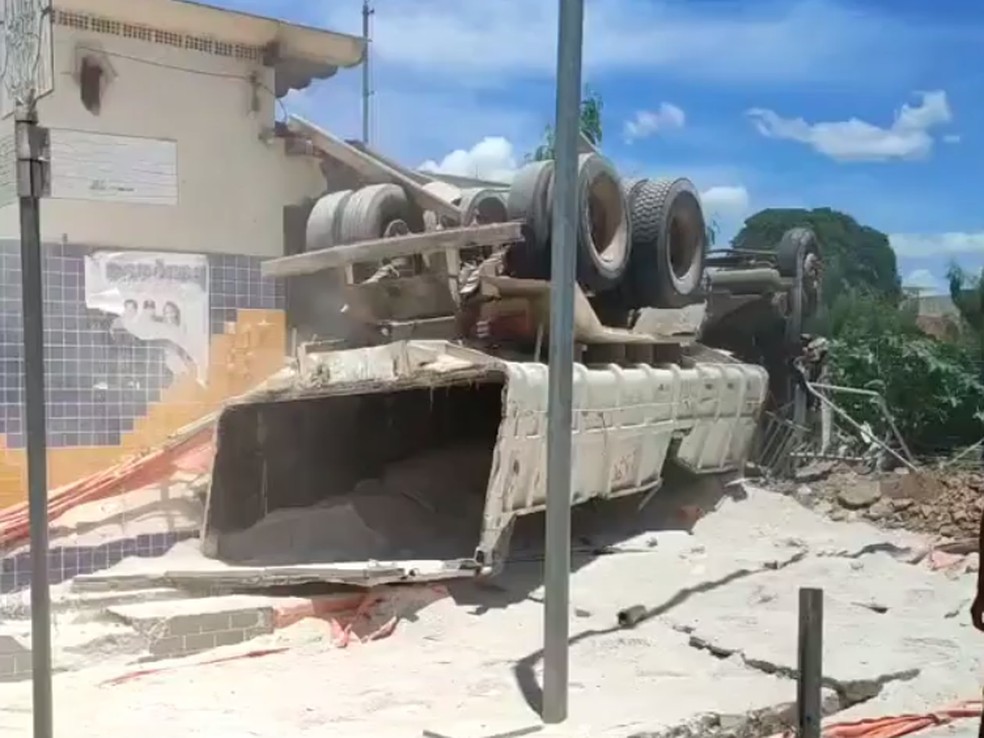 Caminhão desgovernado invade agência dos Correios e deixa motorista ferido em Correntina