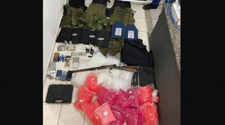 Polícia encontra armas, colete e munição em pousada na zona rural de Porto Seguro