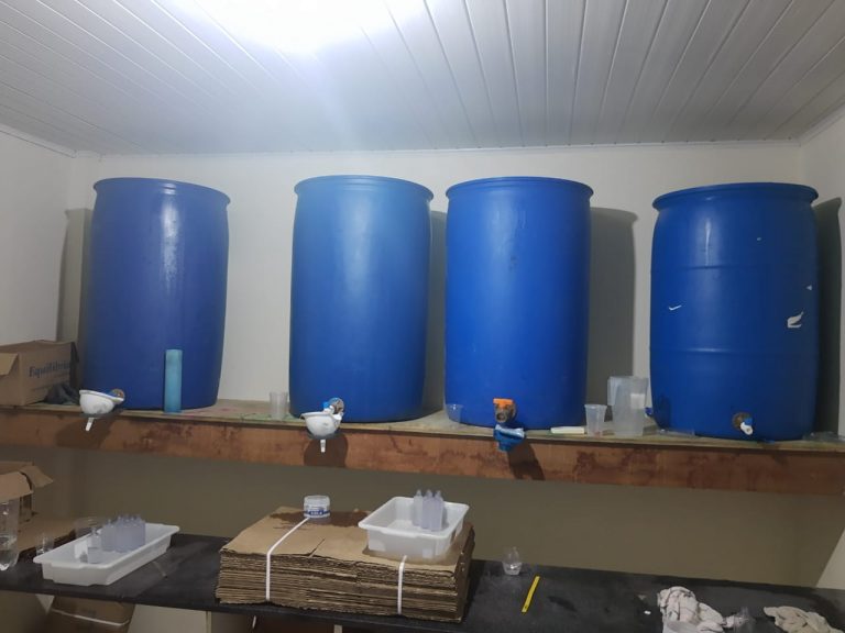 Polícia prende dono de fábrica clandestina de álcool gel na Bahia