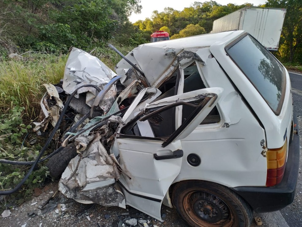 Motorista de carro morre em batida com ônibus na BR-242 em Ibotirama
