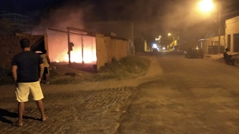 Incêndio atinge oficina mecânica em Guanambi