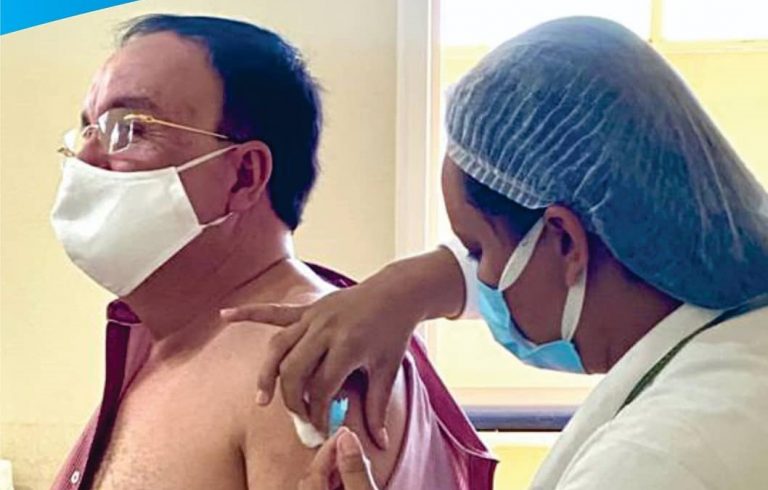 Prefeito de Candiba recebeu vacina antes de profissionais de saúde