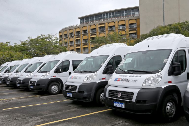 Governo da Bahia entregou 33 vans para transporte de pacientes de policlínicas