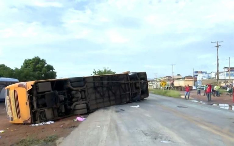 Barreiras: cinco pessoas morrem e mais de 20 ficam feridas após ônibus tombar em rodovia