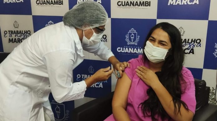 Primeira vacina aplicada em Guanambi