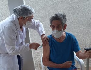 Vacinação de idosos em Guanambi