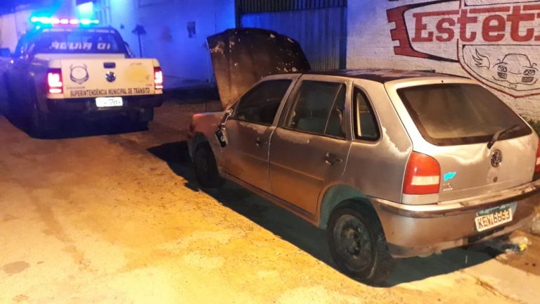 Smtran remove veículo abandonado e com suspeita de adulteração na placa em Guanambi