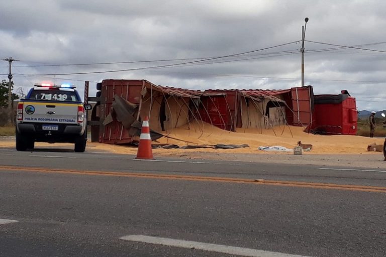 Brumado: carreta com suspeita de furto em Igaporã tomba em rotatória da BA-262 e BR-030