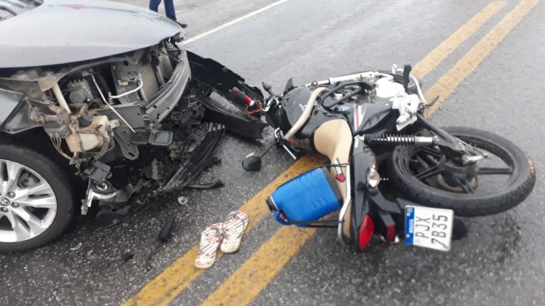 Colisão entre motocicleta e carro na BR-030 deixa um jovem ferido em Guanambi