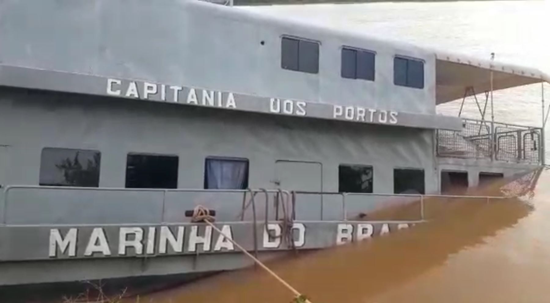Embarcação da Marinha afunda parcialmente no rio São Francisco em Bom Jesus da Lapa