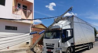 Caminhão derruba poste no bairro São João em Guanambi