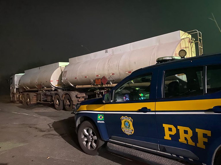 PRF apreende carreta com 45 mil litros de combustível transportado irregularmente em Vitória da Conquista