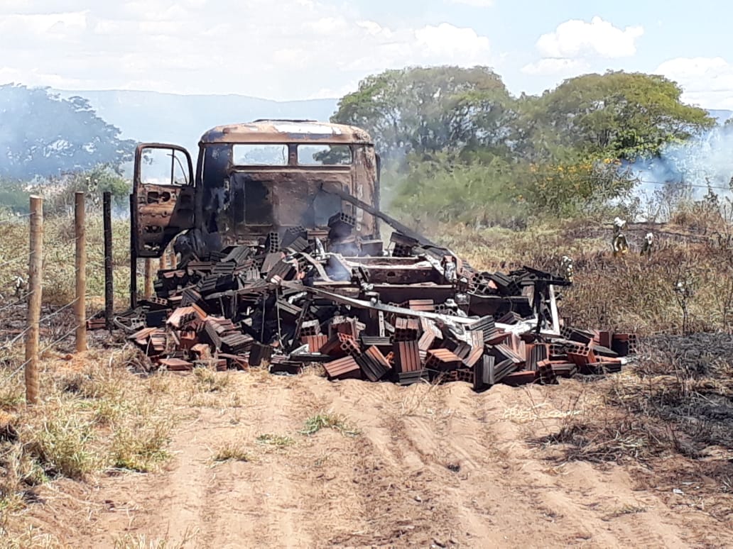 Caminhão bateu em poste e pegou fogo na zona rural de Guanambi