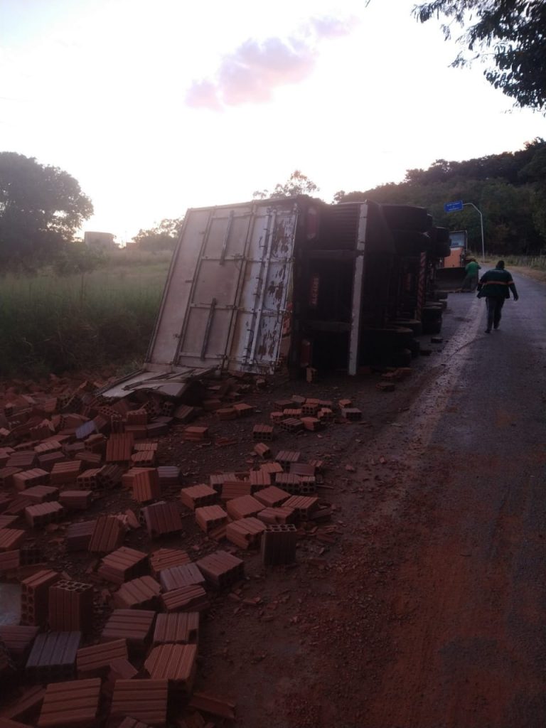 Carreta carregada com blocos tomba na BR-430 em Igaporã