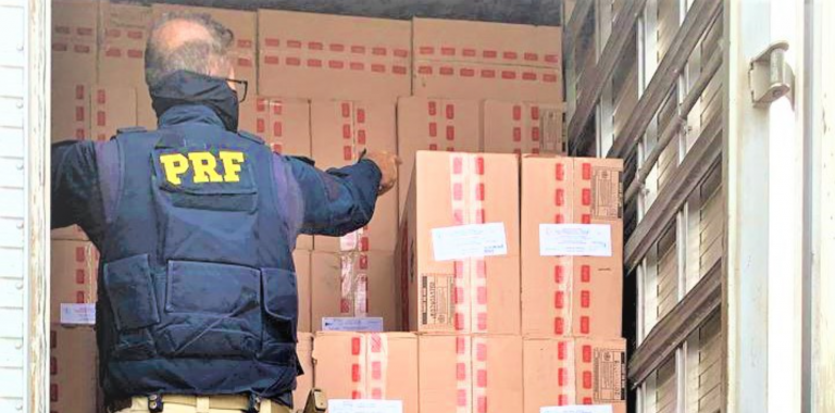 PRF prende contrabandista e apreende mais de 375.000 maços de cigarros na BR-116