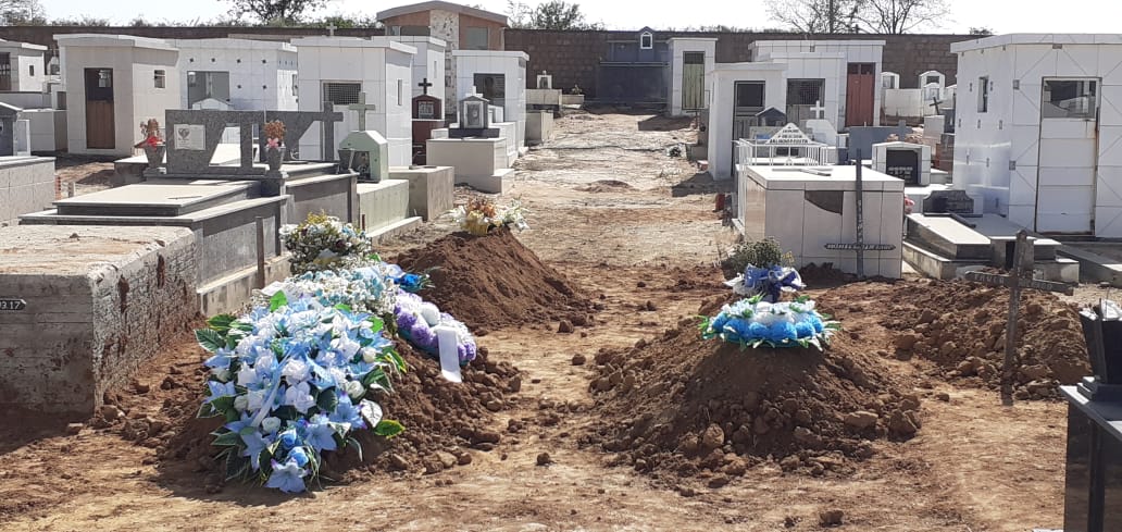 Família nega ter dado autorização para Prefeitura de Candiba remover corpo da frente do túmulo do pai do prefeito