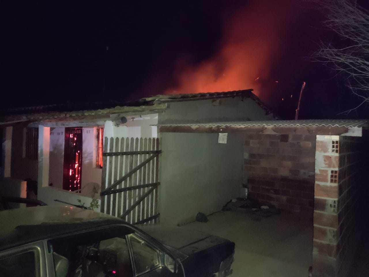 Polícia prendeu homem que ateou fogo em casa com a mulher e filha na região de Vitória da Conquista