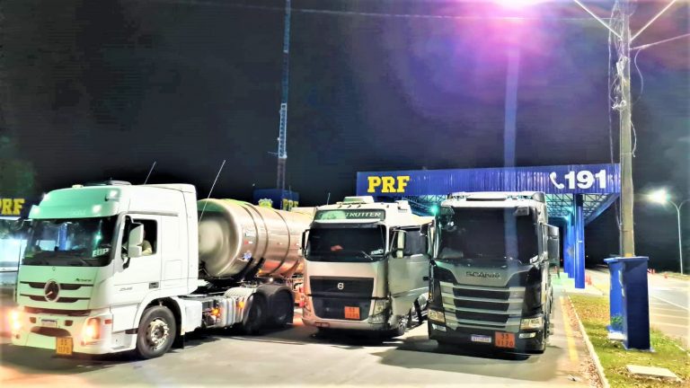Carretas com mais de 125 mil litros de álcool irregular foram apreendidas em Vitória da Conquista
