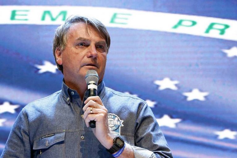 Bolsonaro anuncia que Bolsa Família será de cerca de R$ 300 a partir de dezembro