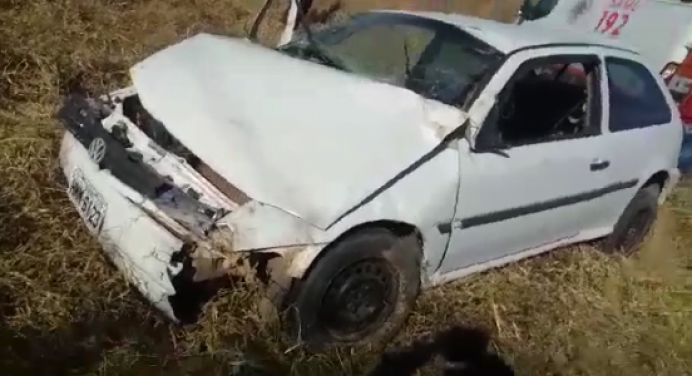 Idoso fica ferido após descer ribanceira com carro na BR-030 em Guanambi