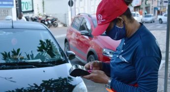 Operadora da Zona Azul em Vitória da Conquista realiza ação de orientação de condutores