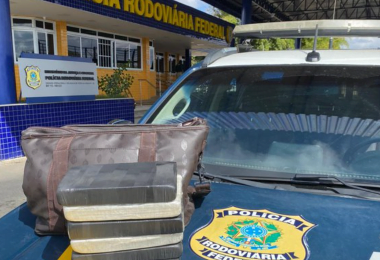 Jovem de 23 anos foi presa em Vitória da Conquista transportando maconha em ônibus