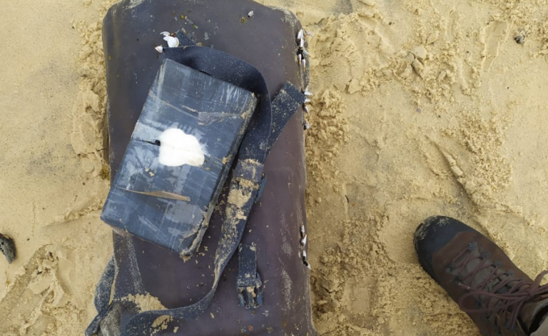 Polícia encontrou bolsa com 28 tabletes de cocaína em praia do Sul da Bahia