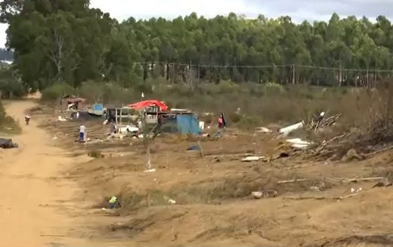 Prefeitura de Vitória da Conquista derruba alojamentos improvisadas em terreno irregular
