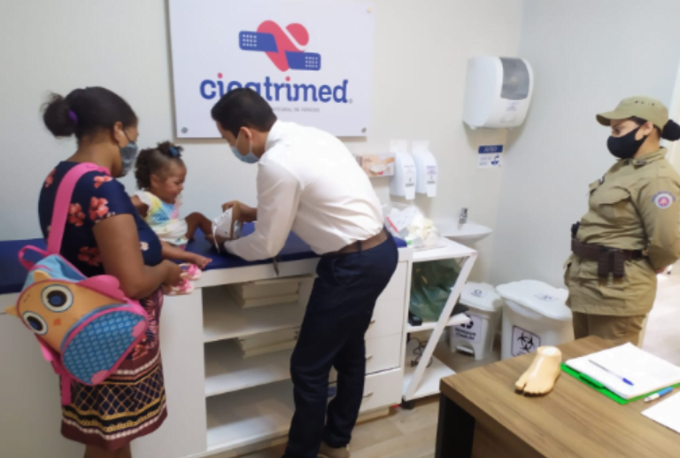 Menina com dificuldades para se locomover foi presenteada com órtese em Vitória da Conquista