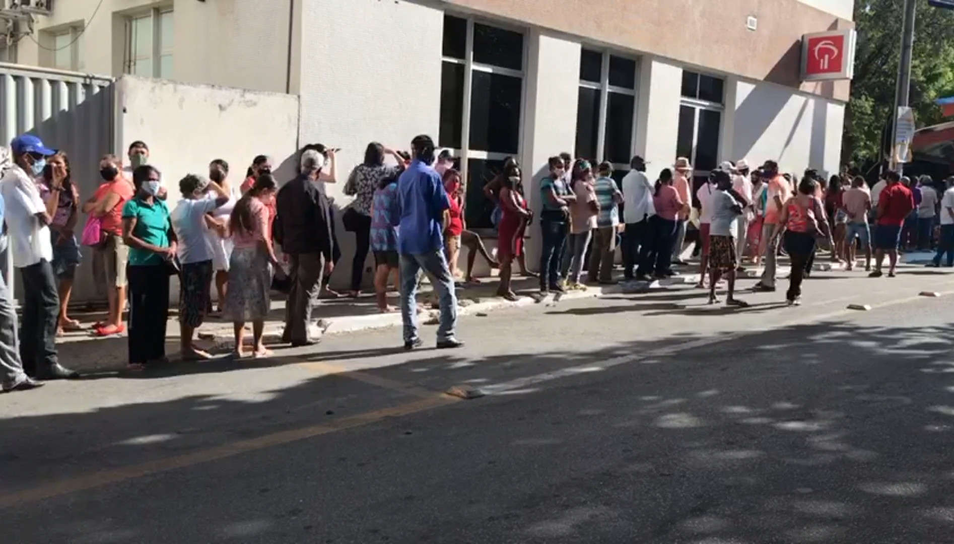 Vigilância Sanitária de Guanambi autuou bancos por aglomerações em filas