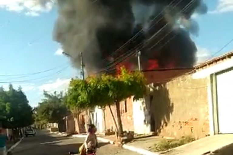 Incêndio atingiu casa no bairro Monte Pascoal em Guanambi