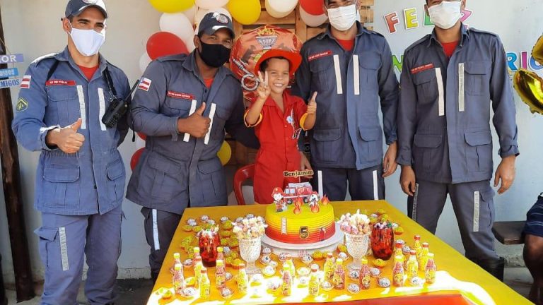 Menino de 5 anos recebe visita dos bombeiros em festa de aniversário em Barreiras