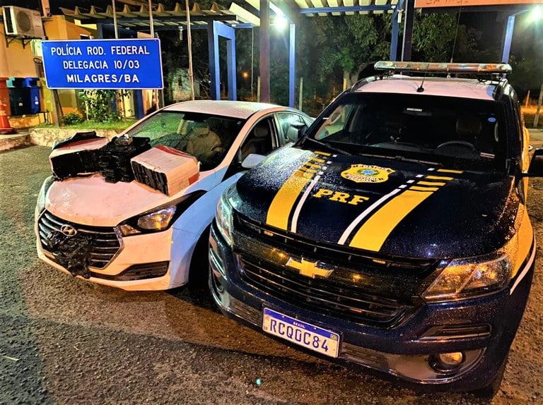 Casal foi flagrado transportando 65 quilos de maconha na BR-116