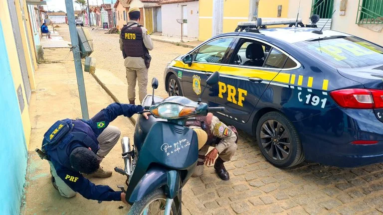PM e PRF encontraram oito veículos irregulares durante operação de combate a fraudes veiculares em Maracás