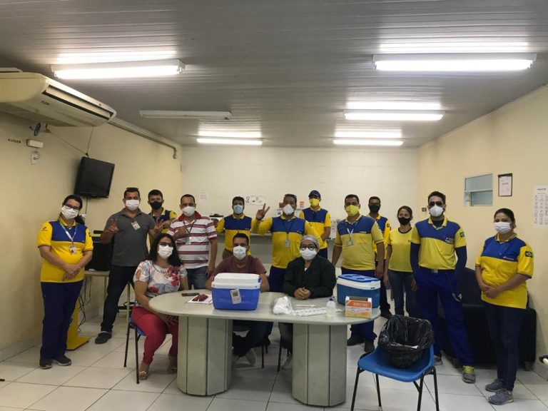 Guanambi inicia vacinação de funcionários dos Correios e bancários contra a Covid-19