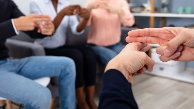 Secretaria promove curso de Libras para pais de alunos em Vitória da Conquista