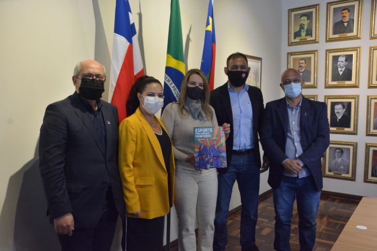 Minotouro apresentou livro infantil sobre esporte e educação para prefeita de Vitória da Conquista