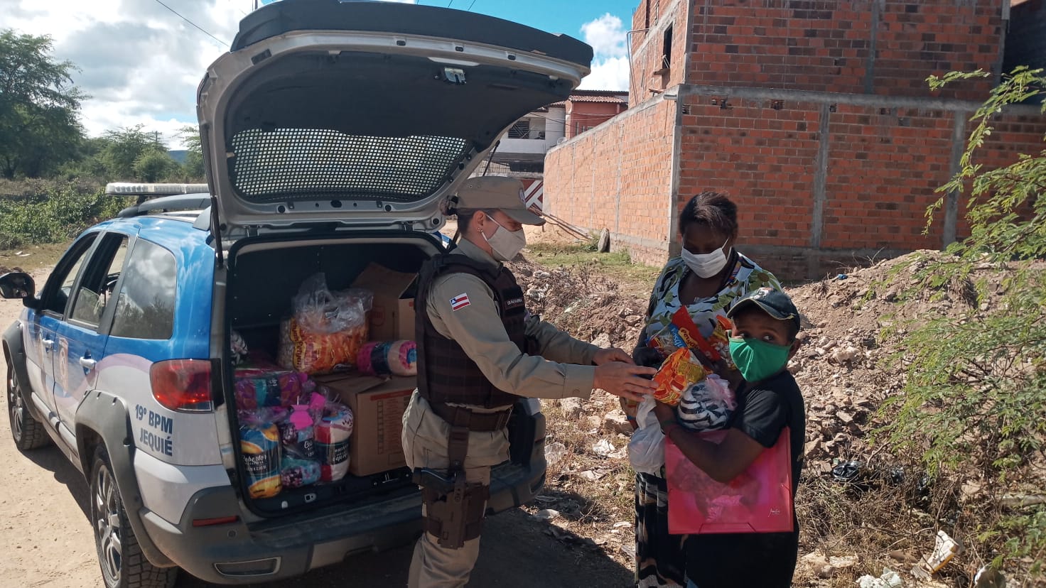 PM entrega cobertores e cestas básicas em Jequié