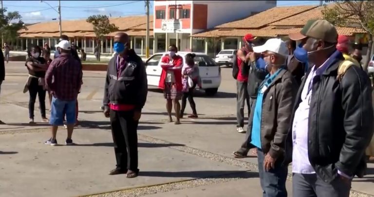 Famílias removidas de área pública protestaram e pediram reunião com prefeita de Vitória da Conquista
