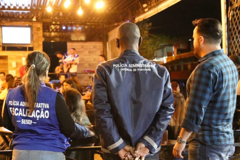 Fiscalização vistoria mais de 120 bares e restaurantes em Vitória da Conquista no final de semana