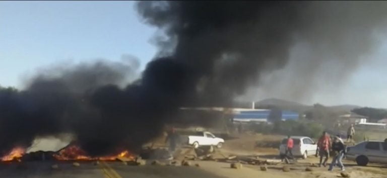 Seinfra demoliu quiosques localizados às margens da BA-263 em Itapetinga