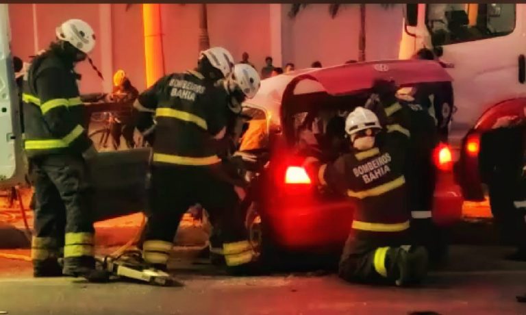 Câmera de segurança registrou acidente entre caminhão e carro em Guanambi