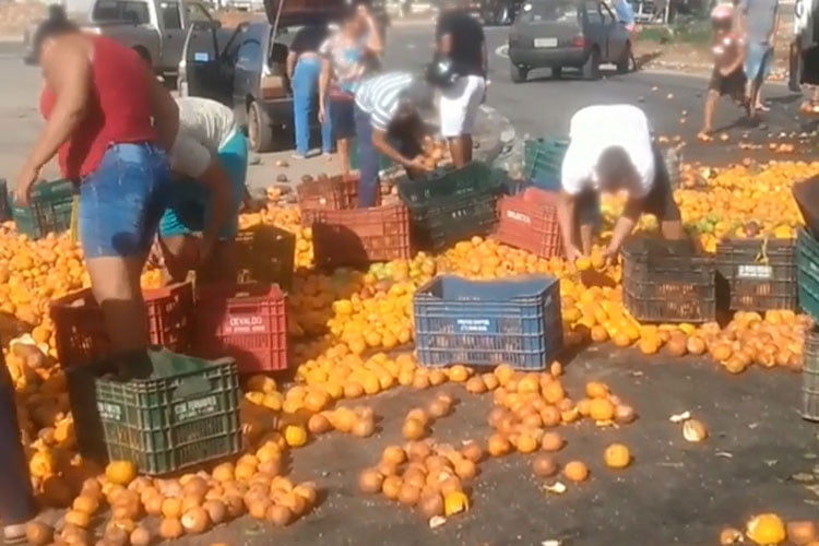 Caminhão carregado com frutas tombou na rotatória entre a BA-262 e BR-030 em Brumado
