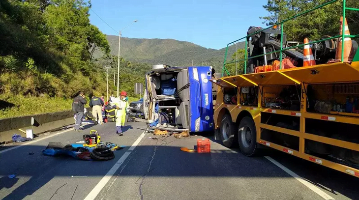 Acidente de ônibus com time de futsal deixa dois mortos e 21 feridos
