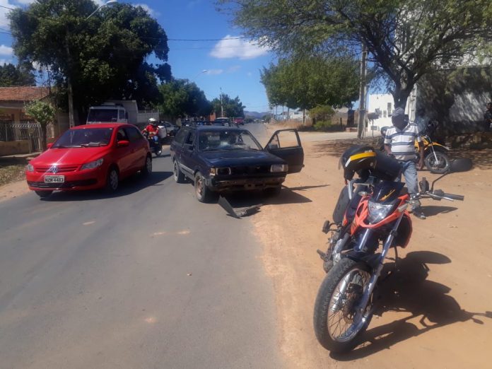 Motorista com sinais de embriaguez colidiu carro contra moto em Guanambi