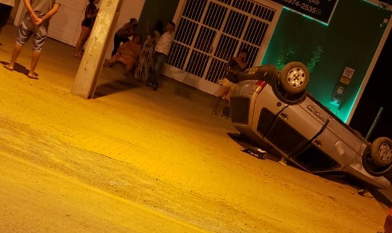 Motorista capotou carro em Guanambi e abandonou veículo no local
