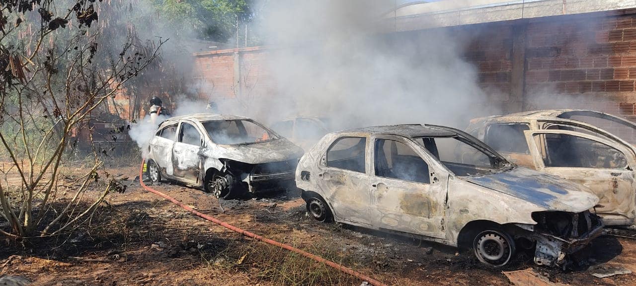 Quatro veículos foram atingidos por incêndio em pátio de empresa de auto guincho em Guanambi