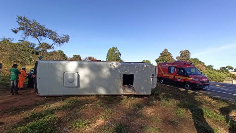 Acidente entre micro-ônibus e caminhão deixou 15 feridos em Montes Claros