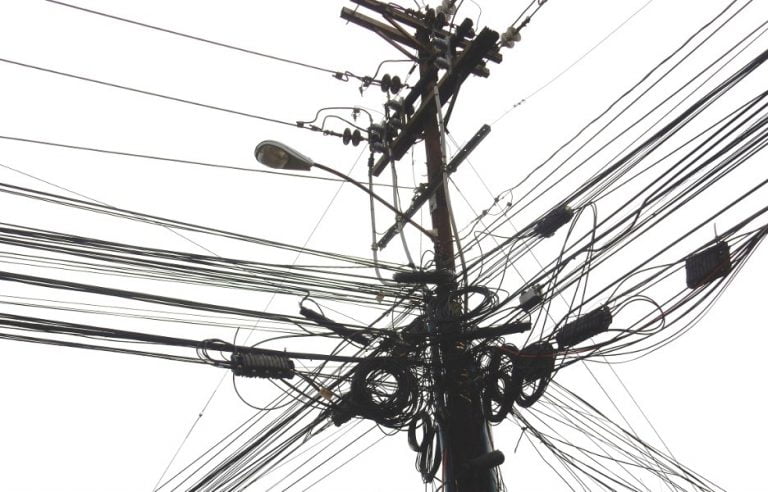 Coelba vai remover fios clandestinos de internet e telefonia em Vitória da Conquista, Caculé e outros municípios